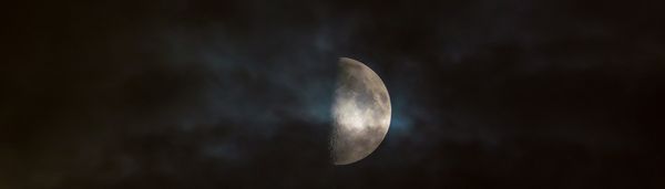 Der Mond durch Wolken fotografiert: Die ISS würde kaum noch durchscheinen und unscharf werden. (c) Roland Marx