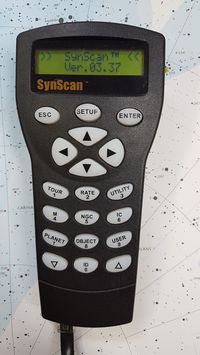 Beim Start zeigt der Synscan bereits die Handcontroller Firmware Version.