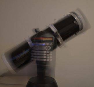 Das Teleskop bewegt sich. Es kann per Bluetooth ferngesteuert werden. Die blaue LED zeigt an, dass es auch mit einem Gerät verbunden ist.