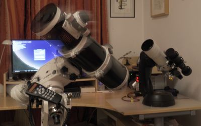 Teleskoptest im Büro - PC und Teleskope sind über Bluetooth verbunden und werden mit Stellarium ferngesteuert.