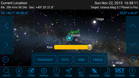 Ist man verbunden, zeigt SkySafari auf der Sternkarte, wohin auch das Teleskop blickt. Weiter haben Sie am Rand des Displays die Pfeiltasten, mit denen Sie das Teleskop manuell bewegen können. Die Geschwindigkeit wird über den Balken in der Mitte eingestellt.